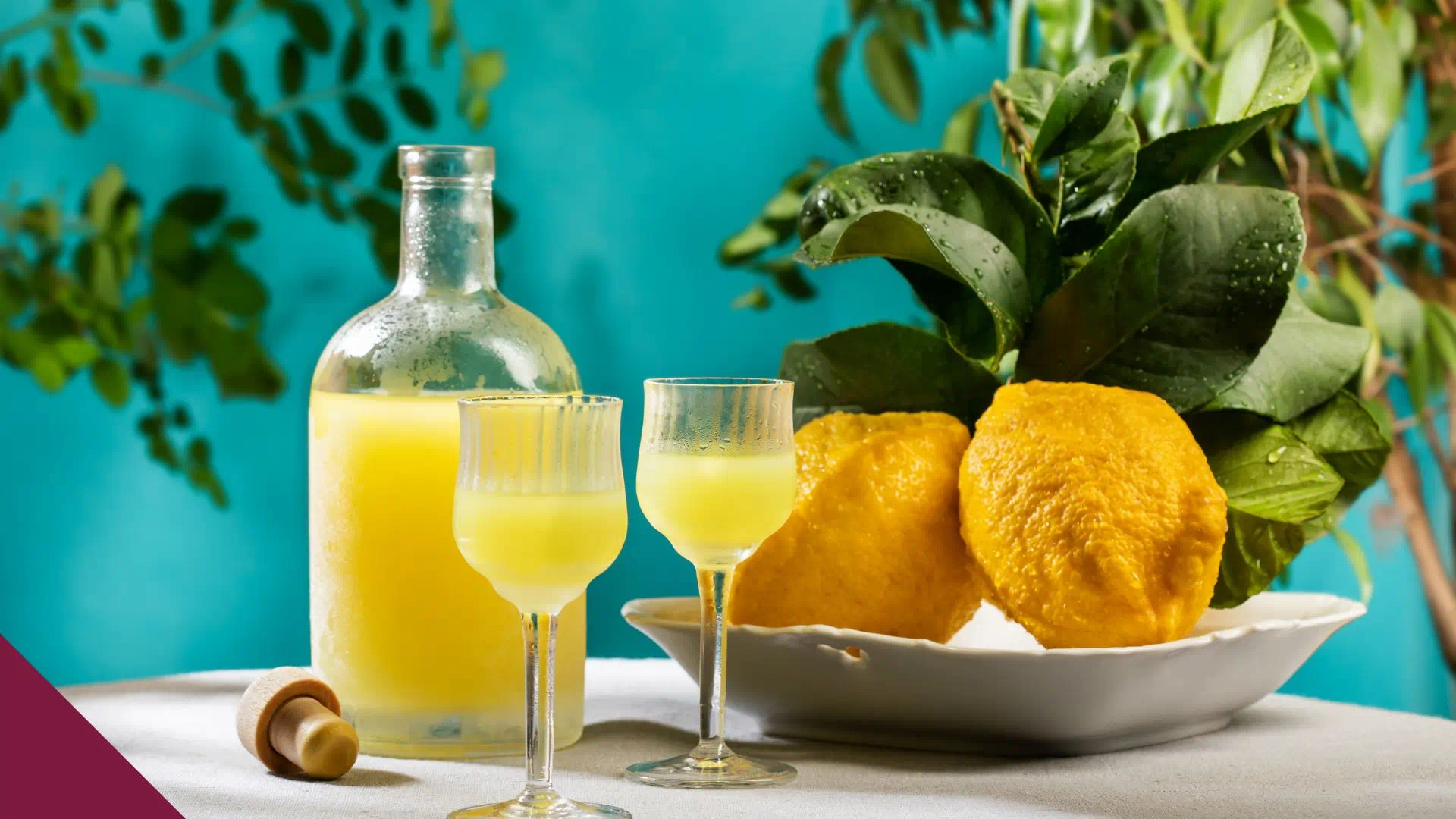 Limoncello is een populaire Italiaanse likeur met een frisse citroensmaak. Het kan gemakkelijk thuis worden gemaakt en gebruikt worden in verschillende gerechten, zoals tiramisu en amandel-citroentaart.