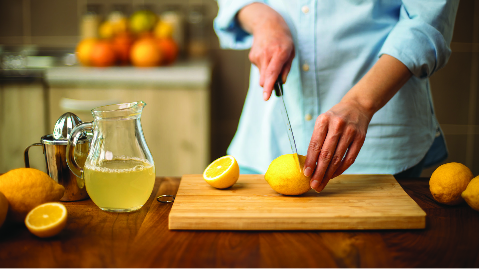 Limonade maken en citroenen snijden