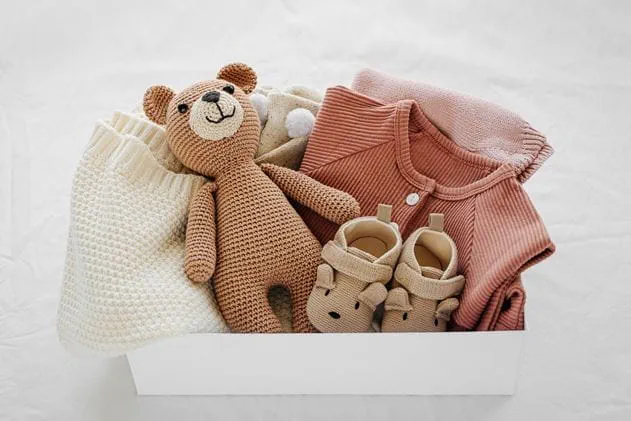 Babyshower babykleding versieren