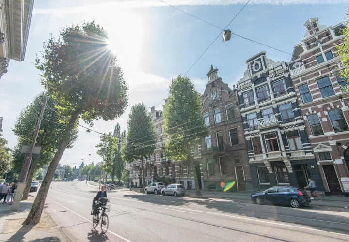 Foto van een Amsterdamse straat met fietser