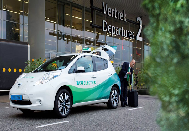 Picture of an electric taxi in front of Schiphol