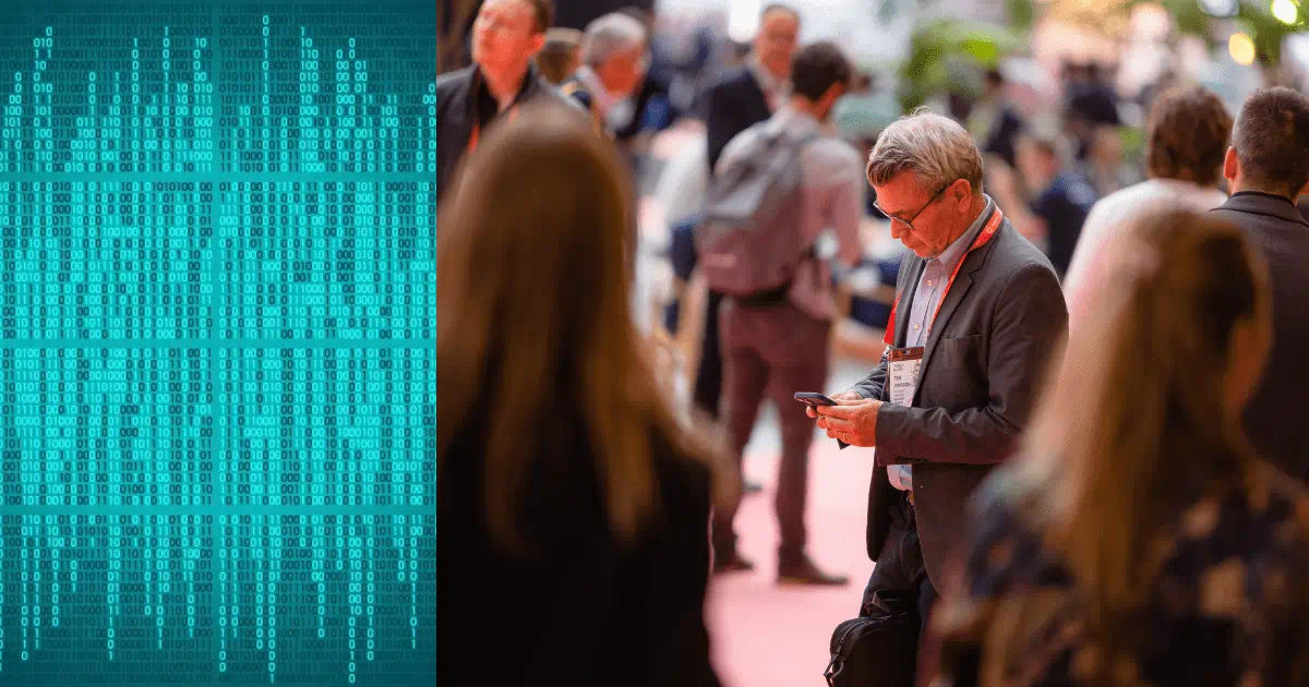 Combinatie van twee beelden: binaire code en man die zijn telefoon checkt op een evenement in RAI Amsterdam