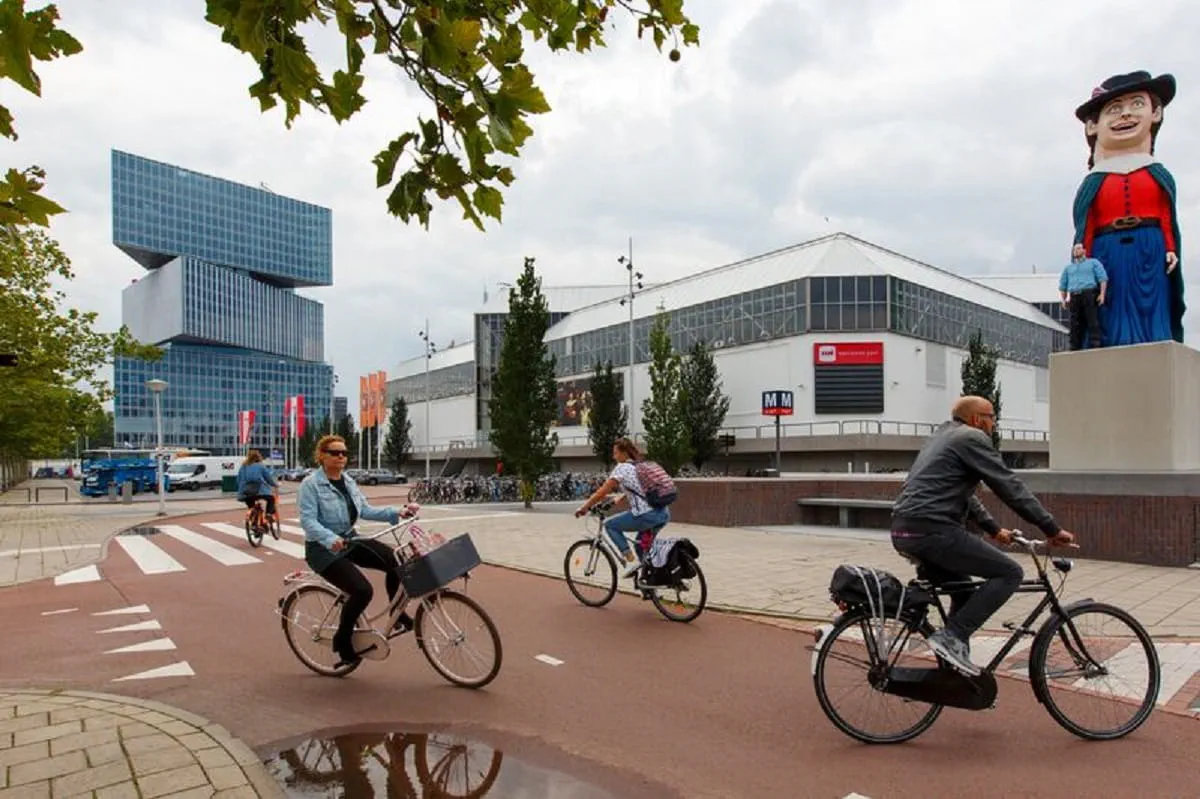 RAI Amsterdam met fietsers op de voorgrond